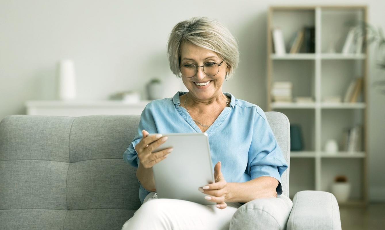 Strukturierter Arbeitsplatz mit Laptop und Notizen für effektives Online-Lernen